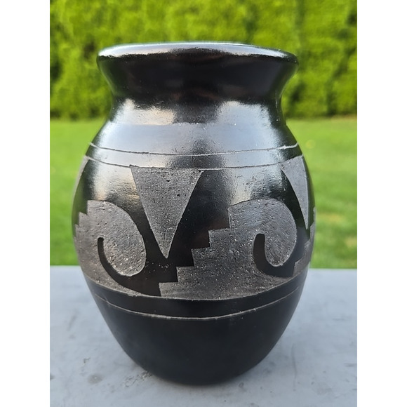 Rigoberto Mateos Pottery Blackware Polished Vase Jar 5.75" Carved Design Signed - Picture 1 of 12